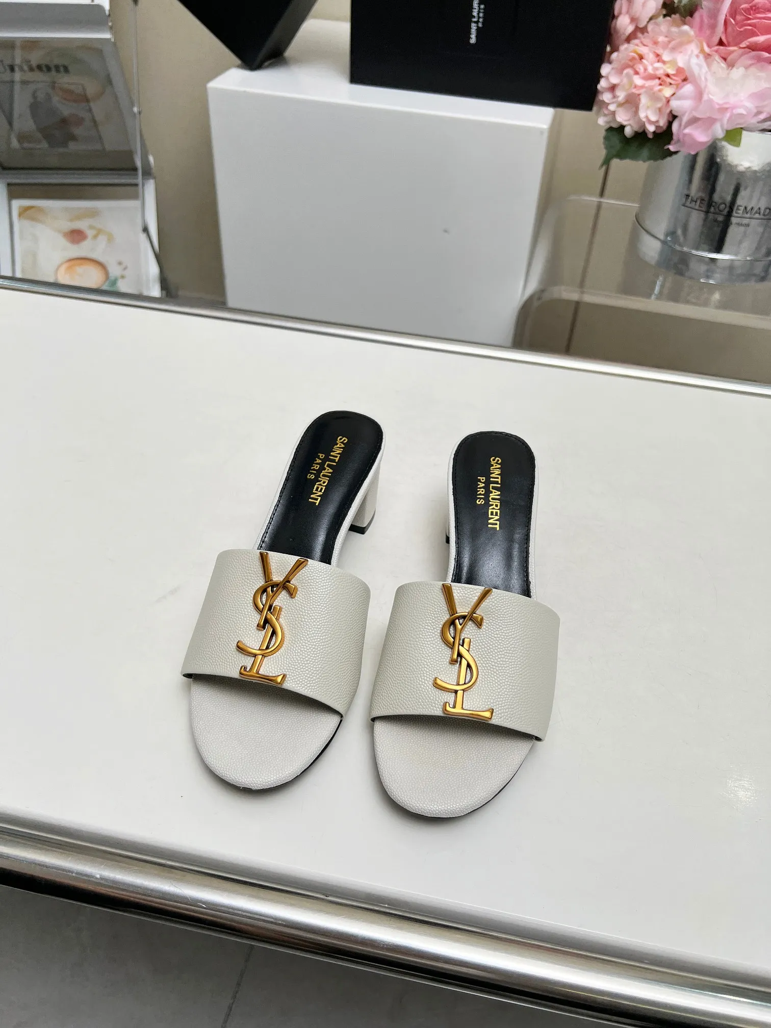 👟👟Ex-factory price 340👟👟 Genuine leather sole +30 Heel height: 5cm Fabric: Cow leather Pads: Sheep leather Size: 35-43 (42, 43 custom-made, non-returnable) [Saint Laurent] Saint Laurent 2024 counter synchronized new model, YSL-logo letter buckle decoration, high-quality and glamorous masterpiece, both temperament and fashion Classic and attractive design style, especially beautiful on the feet